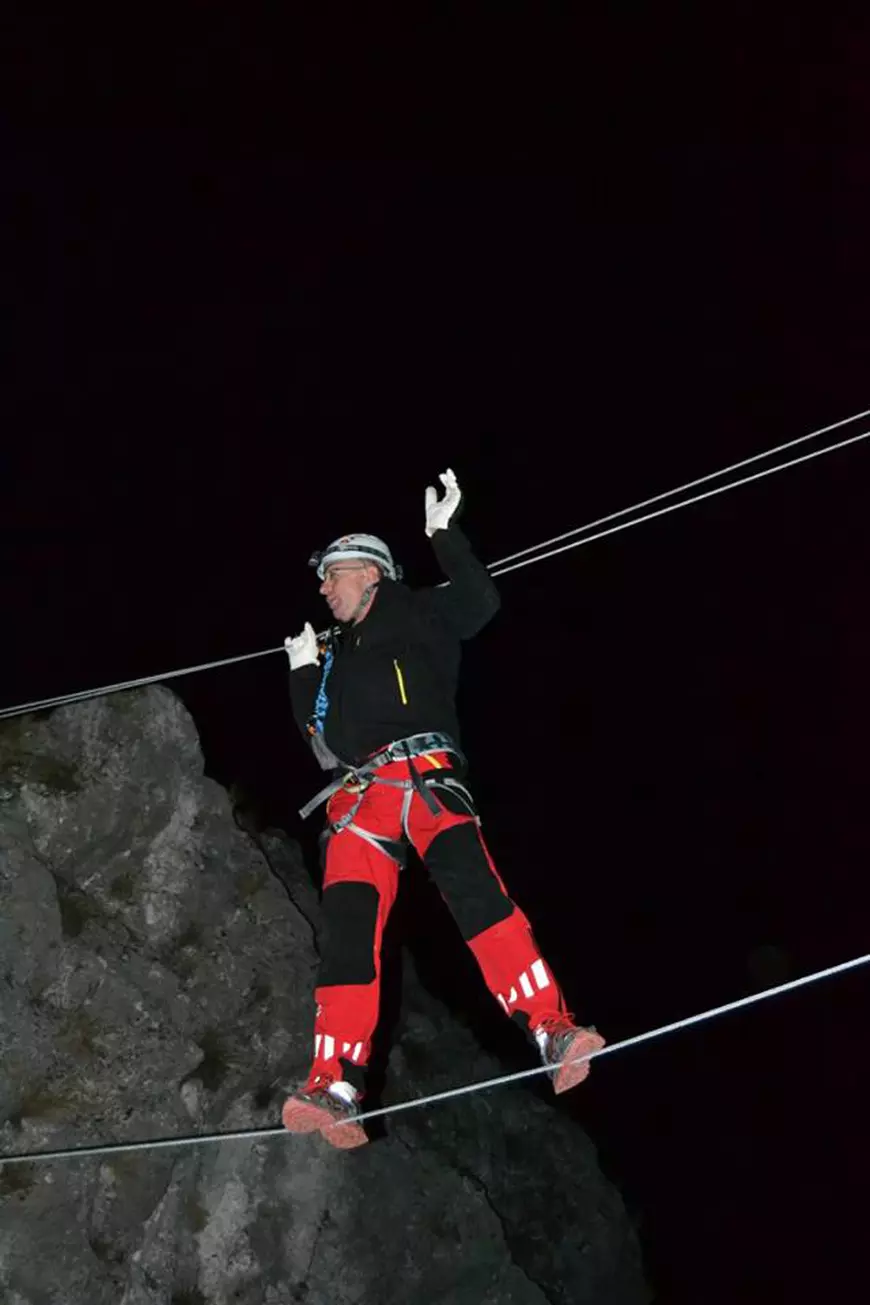 Povestea fostului vânător de munte care îi ajută la greu pe cei mai curajoși dintre noi. Omul care îi conduce pe salvatorii din munți