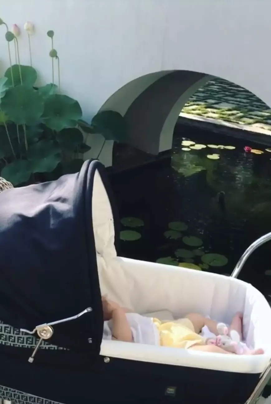 EXCLUSIV/ Mădălina Ghenea își plimbă fiica prin lume din primele luni de viață. Crescută în confortul unui iaht de 8 milioane de euro