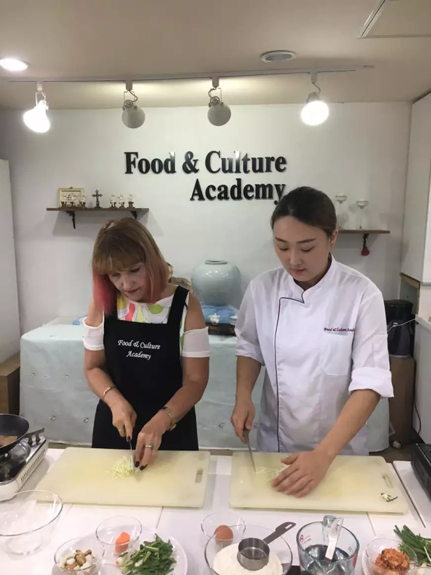 Marina Almășan ia lecții de gătit. La specializare în Corea de Sud | FOTO