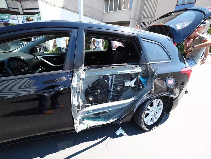 FOTO/ Camion NATO implicat într-un accident în Sibiu. Cum arată după impact mașina pe care a tamponat-o