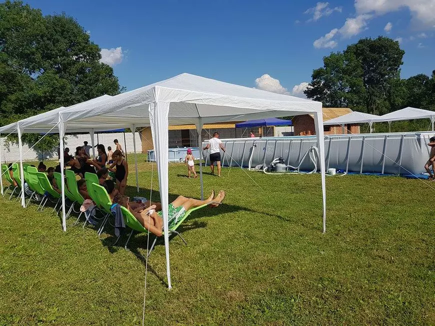 Cum scapă de caniculă copiii dintr-un sat din Teleorman: la piscină, în curtea bisericii!