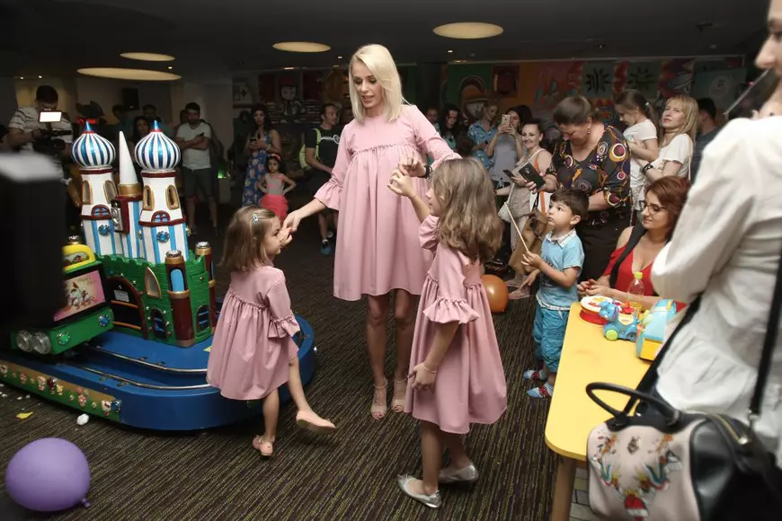 VIDEO EXCLUSIV/ Catrinel Sandu s-a săturat de plajă și de... apă! Motivul pentru care și-a adus fetele în țară