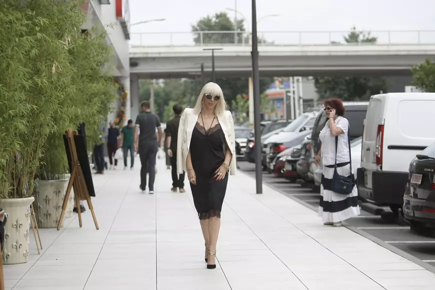 VIDEO EXCLUSIV/ Raluca Bădulescu își face vacanța cu actualul și fostul soț. „Plecăm cu copilul”