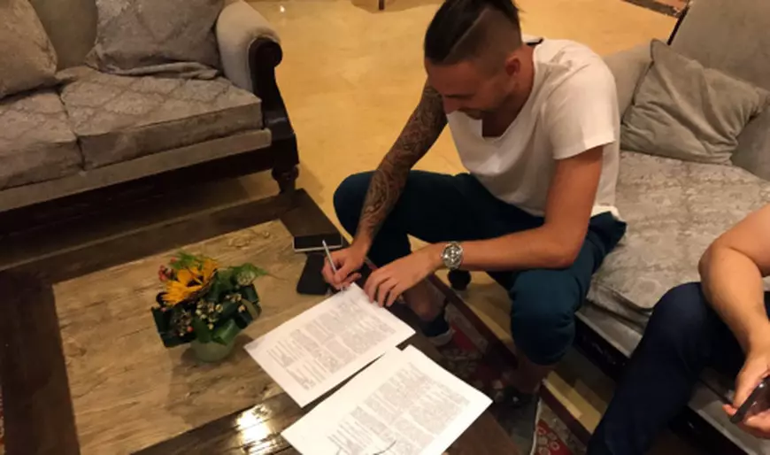 Anthony Le Tallec, semnând contractul cu Astra Giurgiu. (FOTO: afcastragiurgiu.ro)