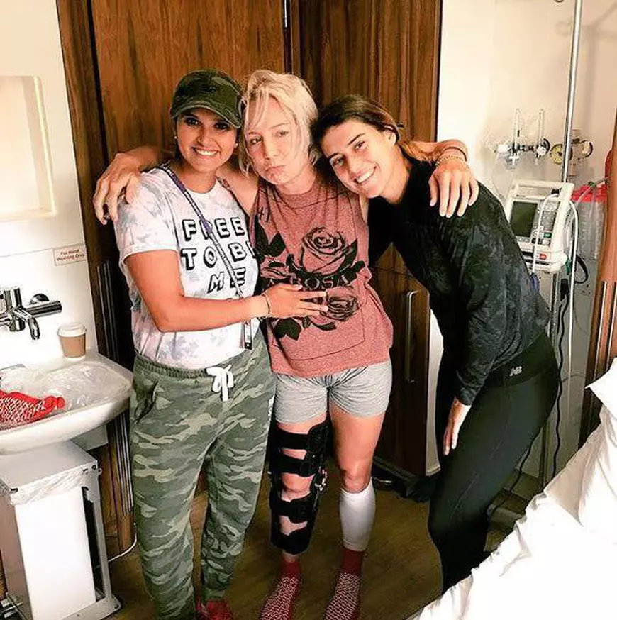 Sorana Cîrstea (prima din dreapta) a vizitat-o pe Bethanie Mattek-Sands la spital