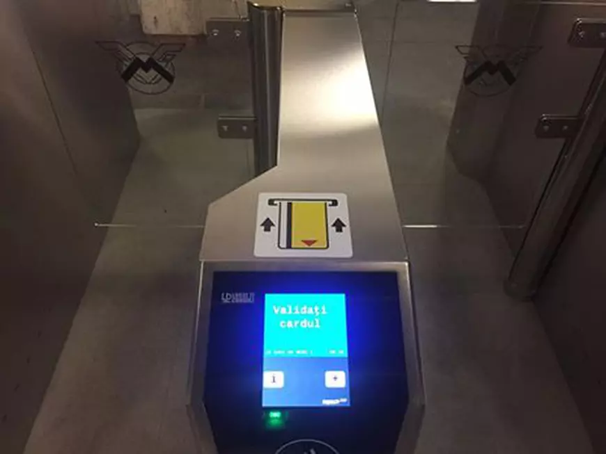 FOTO & VIDEO | Haos la stația de metrou Pipera, din cauza noului sistem de taxare. Călătorii au format cozi până în stradă