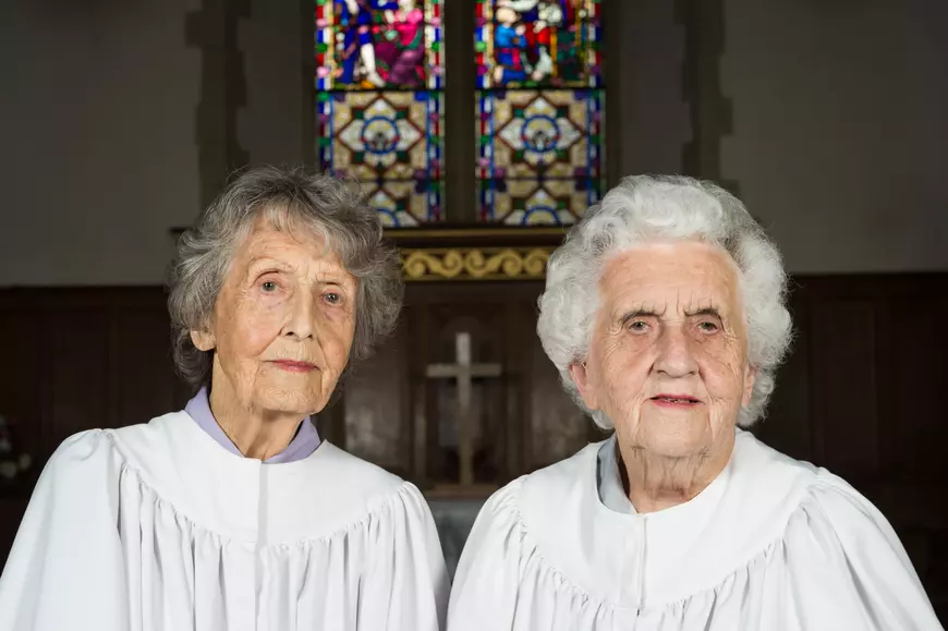 Două surori britanice cântă în corul aceleiași biserici de ... 80 de ani