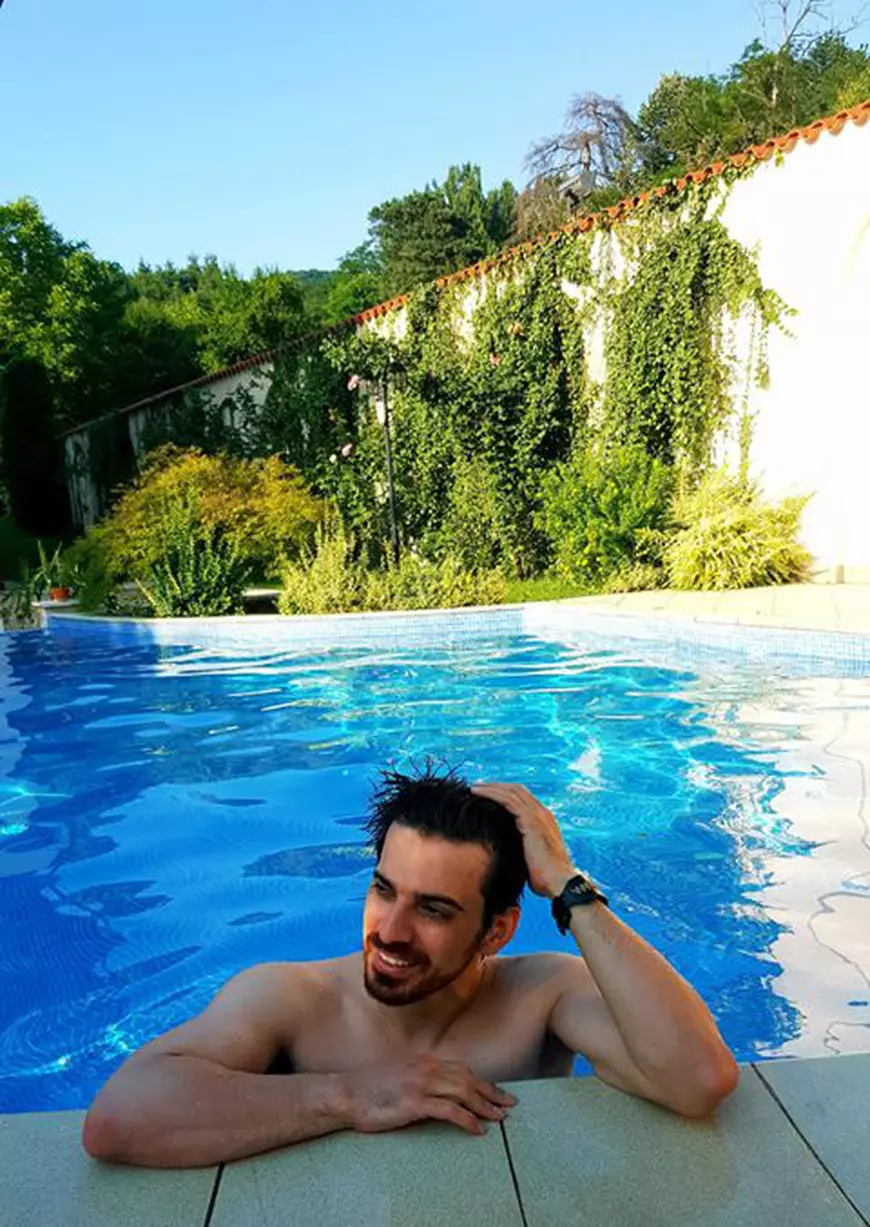 Tuncay Ozturk, la bustul gol. Fostul soț al Andreei Marin s-a relaxat la piscină