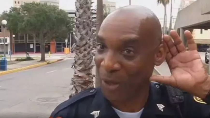 Un bărbat a rămas blocat în bancomat. Metoda inedită prin care a cerut ajutor