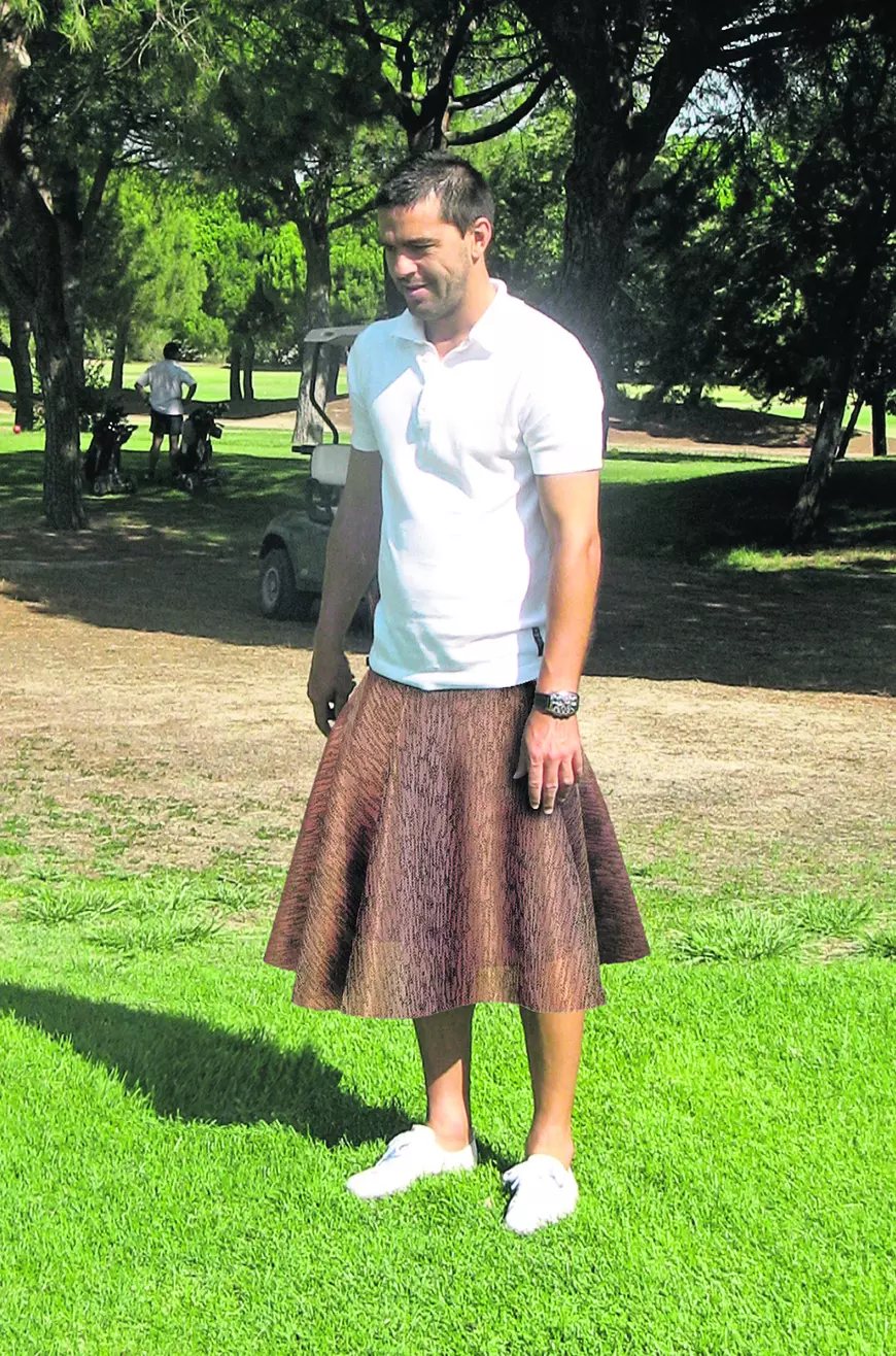 Libertatea îi recomandă lui Cosmin Contra să aleagă o fustă cloș, care poate fi purtată și cu un tricou și cu încălțări casual. (Fotomontaj: Libertatea)