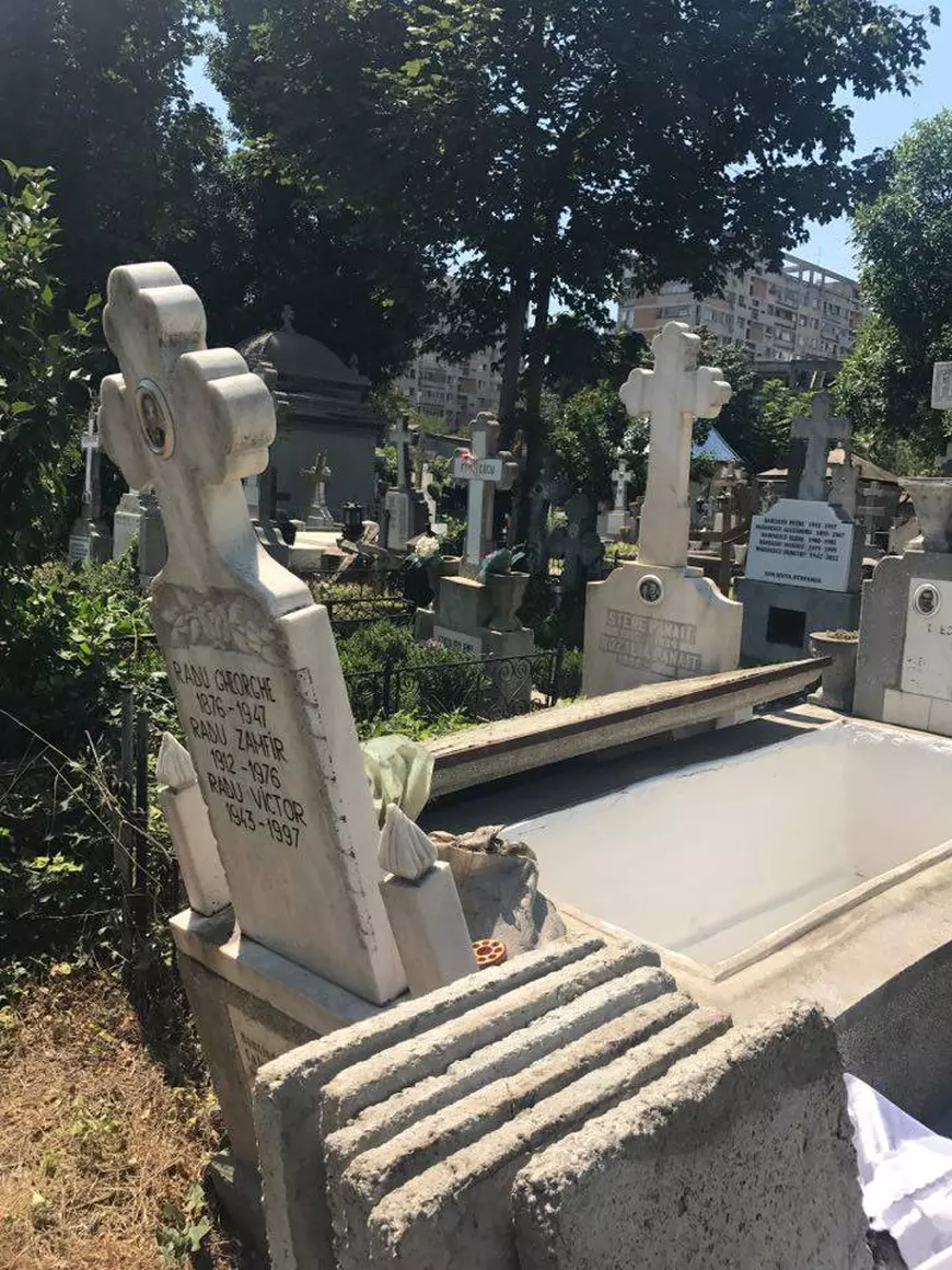 FOTO EXCLUSIV/ Marius Țeicu își înmormântează fiica în cavoul familiei. Nu s-a despărțit nici o clipă de trupul neînsuflețit