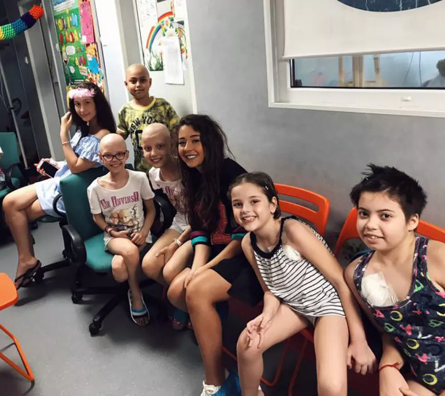 Nicole Cherry, surpriză pentru copiii bolnavi de cancer. “Mi-am donat părul de două ori”