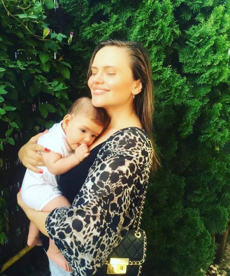Cristina Șișcanu s-a pozat cu fetița ei, iar fanii nu s-au mai abținut. “De când ai devenit mamă ești…”