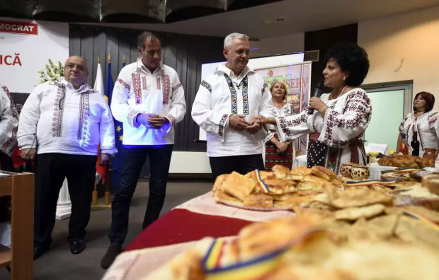 Dragnea, primit cu pâine, sare și țuică, de femeile social-democrate: Nicio femeie din PSD nu m-a înșelat!