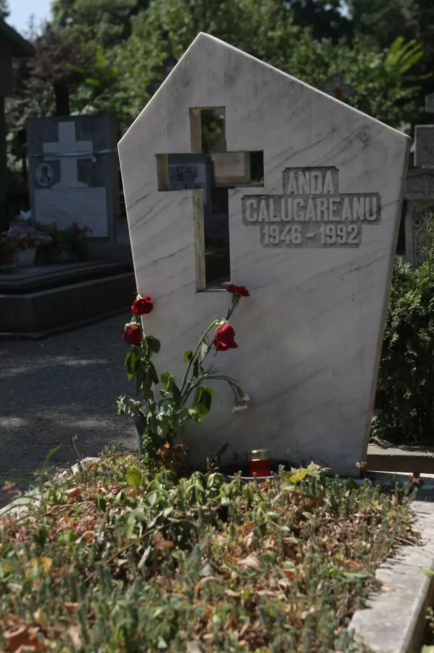 FOTO EXCLUSIV/ 25 de ani de la moartea Andei Călugăreanu. Ce s-a întâmplat la mormântul regretatei artiste| FOTO
