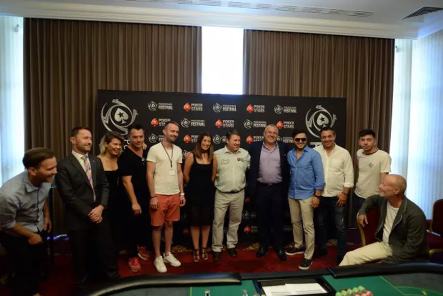 2.000 de români trăiesc din poker. Stau câte 10-12 ore la laptop și produc până la 10.000 de euro pe lună / GALERIE FOTO