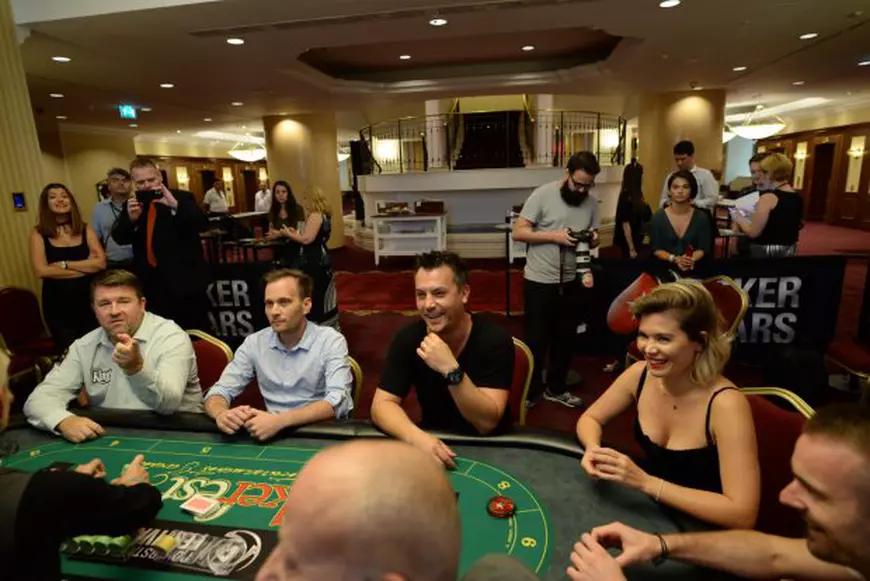 2.000 de români trăiesc din poker. Stau câte 10-12 ore la laptop și produc până la 10.000 de euro pe lună / GALERIE FOTO