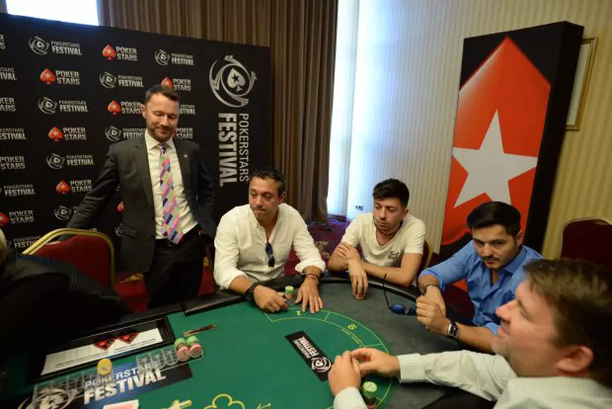 2.000 de români trăiesc din poker. Stau câte 10-12 ore la laptop și produc până la 10.000 de euro pe lună / GALERIE FOTO