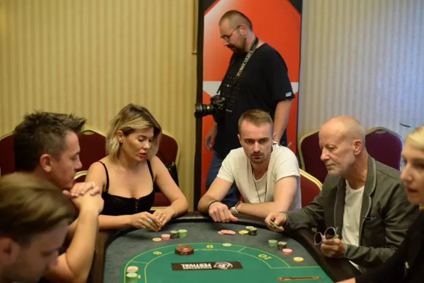 2.000 de români trăiesc din poker. Stau câte 10-12 ore la laptop și produc până la 10.000 de euro pe lună / GALERIE FOTO