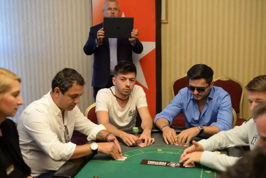 2.000 de români trăiesc din poker. Stau câte 10-12 ore la laptop și produc până la 10.000 de euro pe lună / GALERIE FOTO