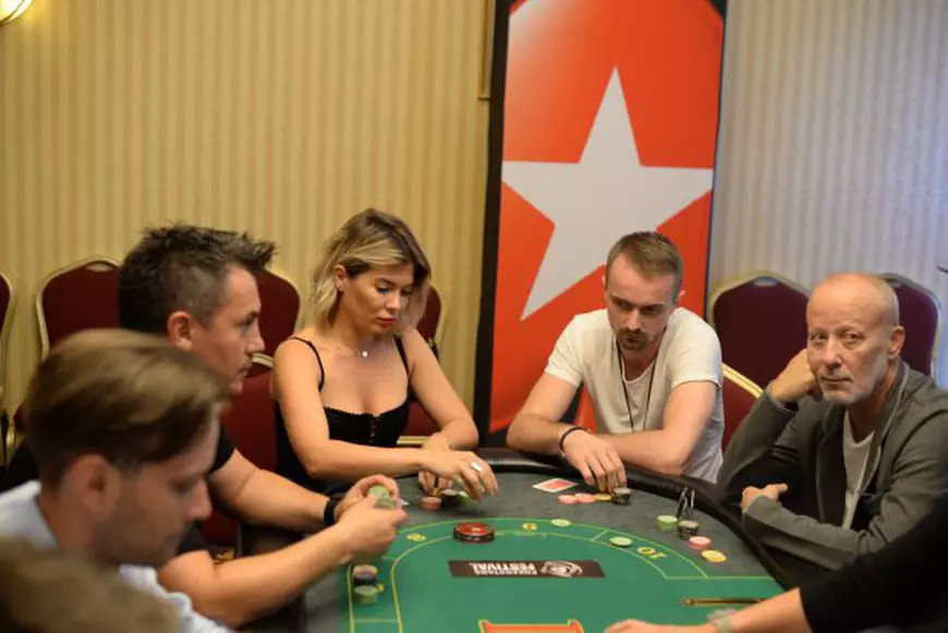 2.000 de români trăiesc din poker. Stau câte 10-12 ore la laptop și produc până la 10.000 de euro pe lună / GALERIE FOTO