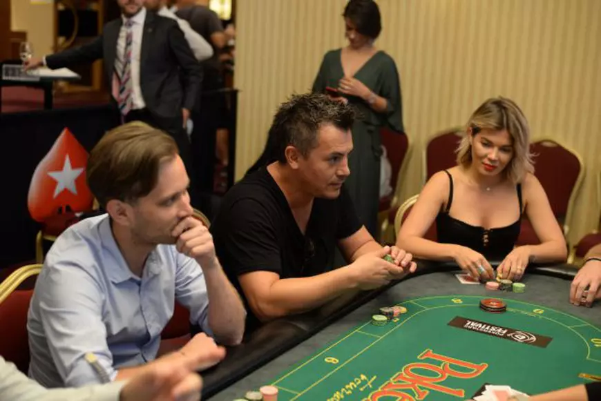 2.000 de români trăiesc din poker. Stau câte 10-12 ore la laptop și produc până la 10.000 de euro pe lună / GALERIE FOTO