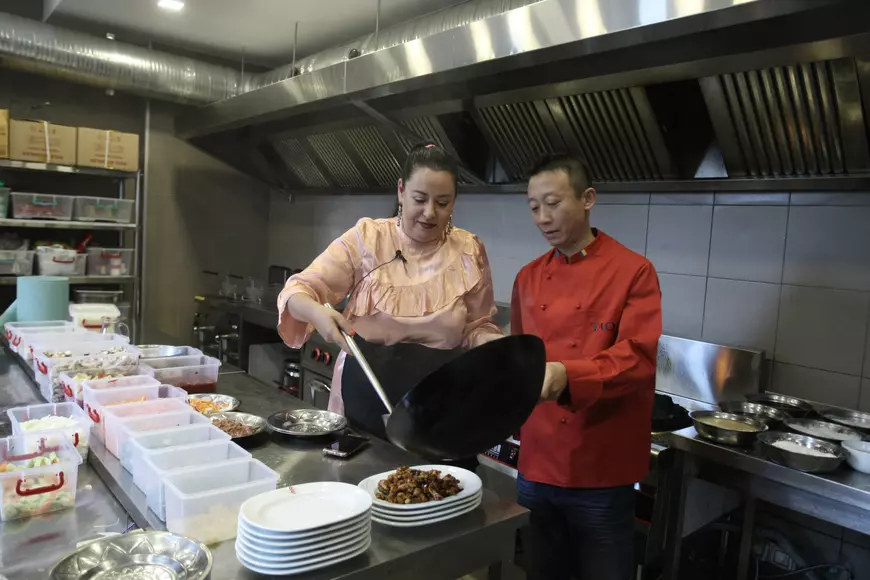 VIDEO EXCLUSIV/ Oana Roman a intrat în bucătarie să gătească, dar a renunțat. Prea mare focul, prea grele tigăile!