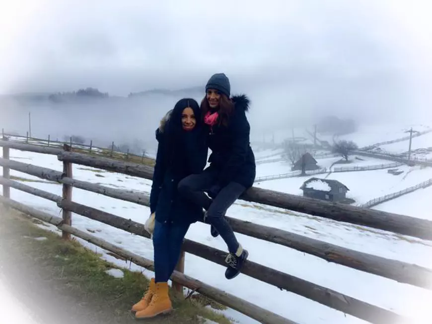 Corina Caragea și Ramona Păun la munte, iarna