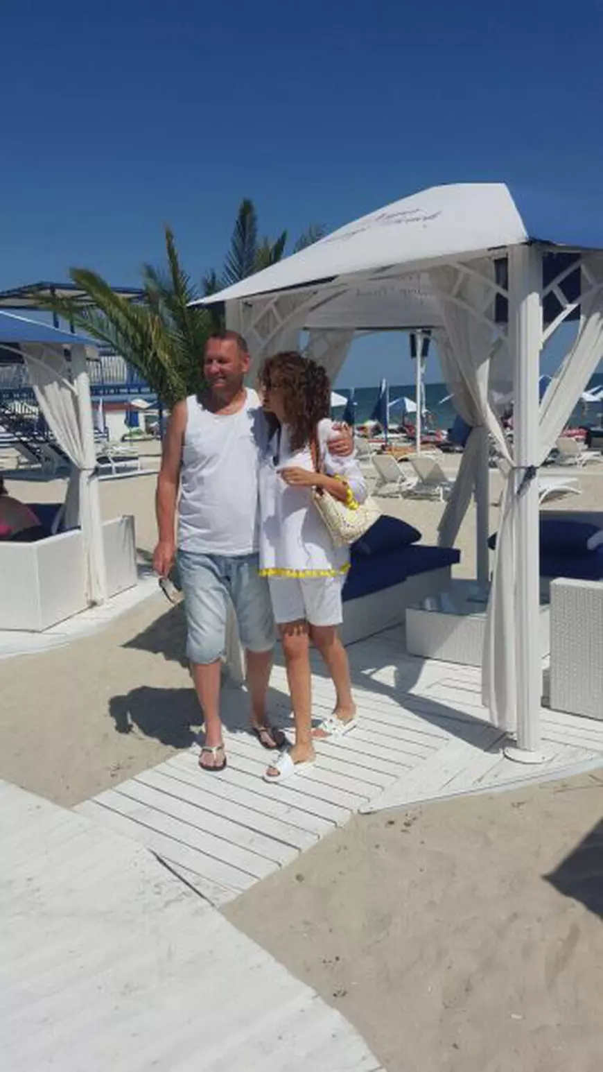 Adina Alberts și Viorel Cataramă, weekend de adolescenți la Mamaia. Cum arată medicul estetician la 48 de ani!