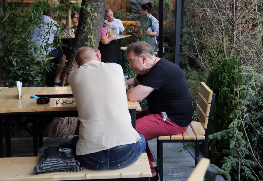 EXCLUSIV. Arma lui Cotabiță împotriva caniculei. Căldura i-a readus în buzunare celebrele batiste