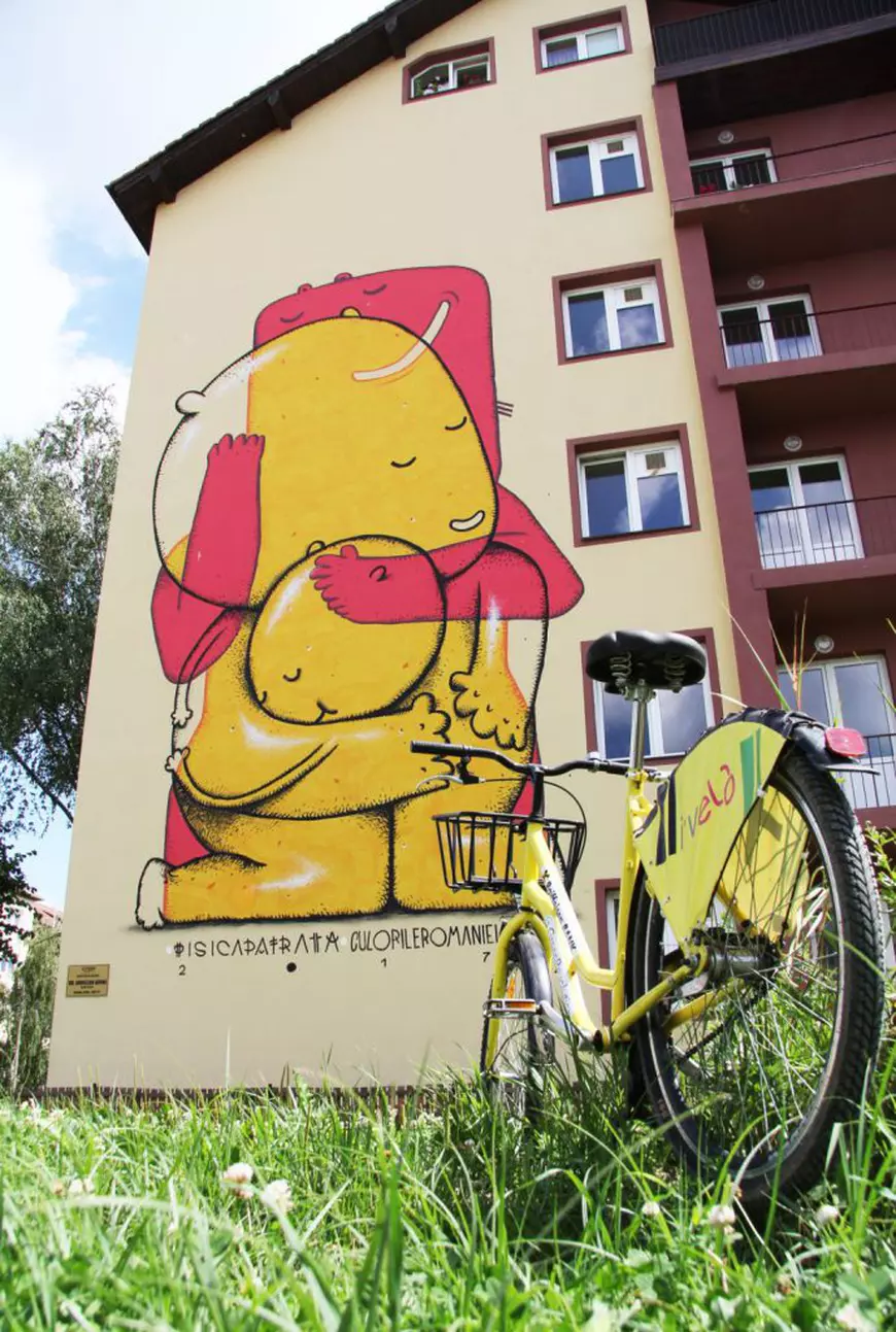 ”Circuitul de artă stradală” vrea să bată Piața Mare. Turiștii care ajung la Sibiu pot admira zeci de opere stradale