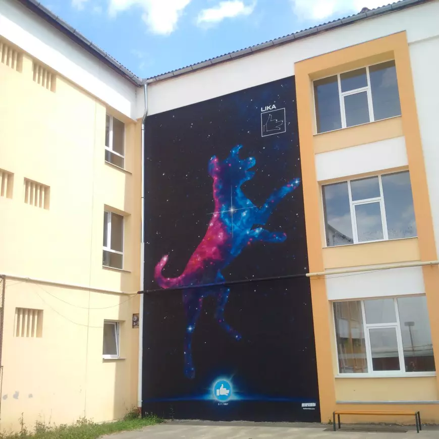 ”Circuitul de artă stradală” vrea să bată Piața Mare. Turiștii care ajung la Sibiu pot admira zeci de opere stradale