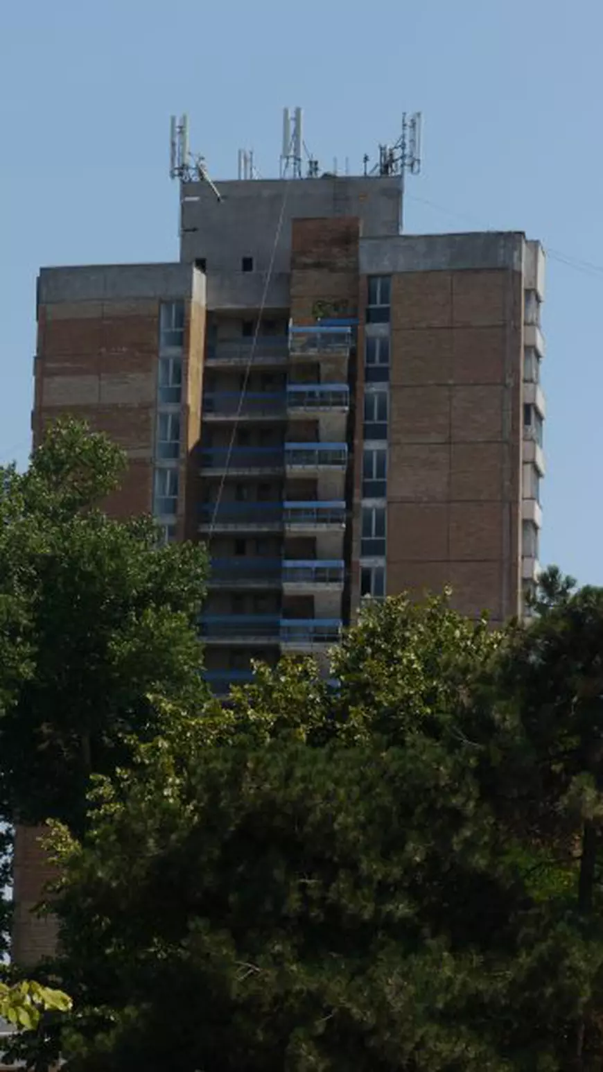 EXCLUSIV. Saturn, stațiunea aproape moartă. Hotelurile n-au mai văzut o vopsea de ani, magazinele au lacătele puse, la fel și multe dintre restaurante