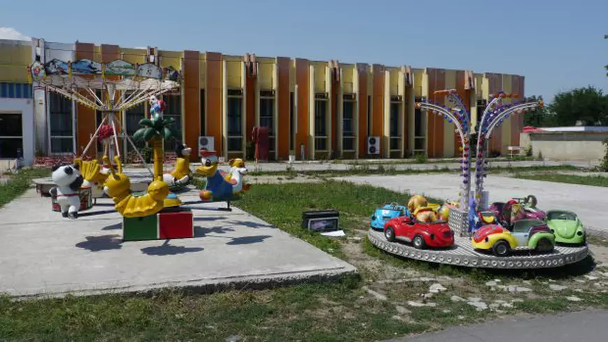 EXCLUSIV. Saturn, stațiunea aproape moartă. Hotelurile n-au mai văzut o vopsea de ani, magazinele au lacătele puse, la fel și multe dintre restaurante