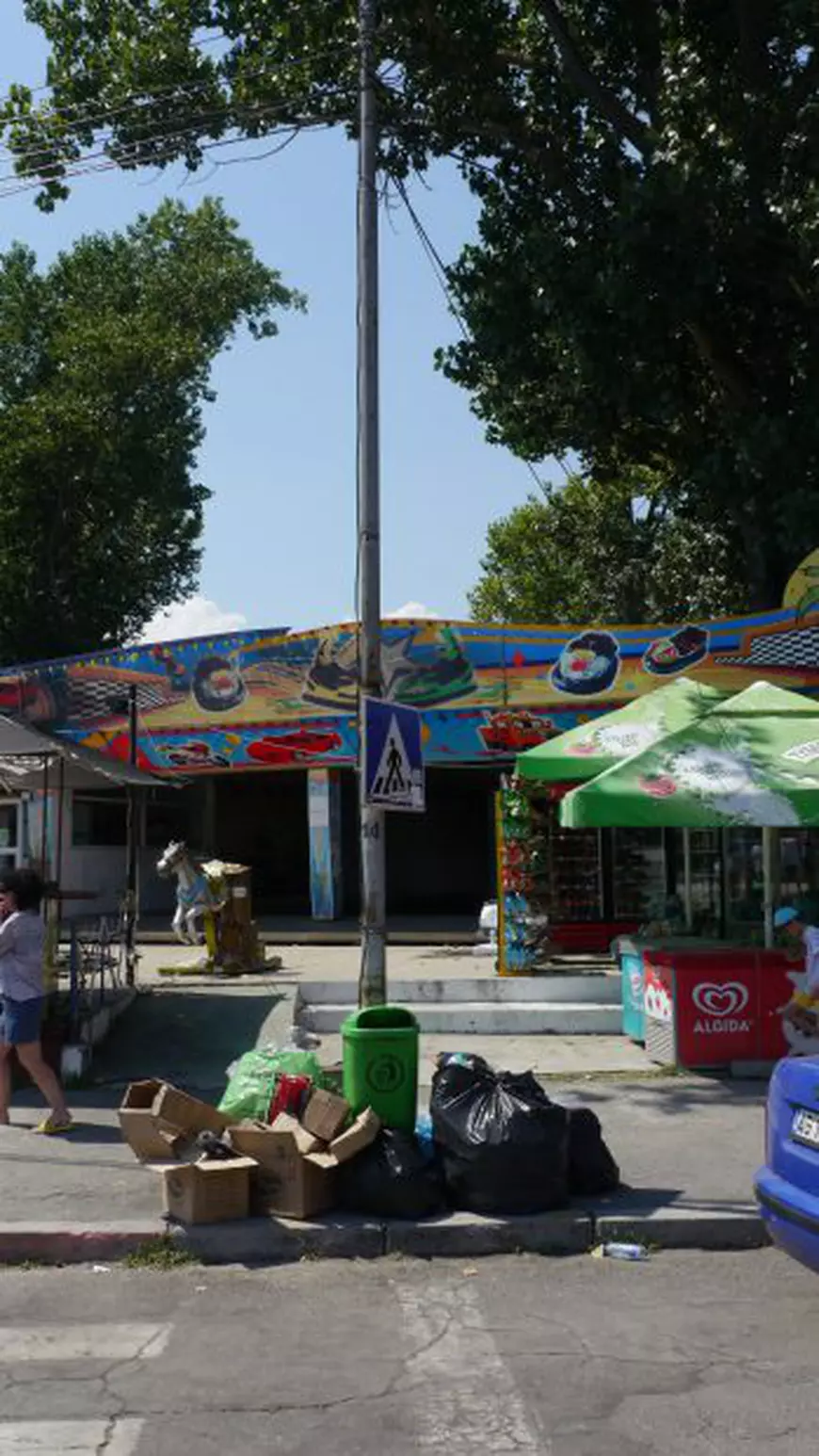 EXCLUSIV. Saturn, stațiunea aproape moartă. Hotelurile n-au mai văzut o vopsea de ani, magazinele au lacătele puse, la fel și multe dintre restaurante