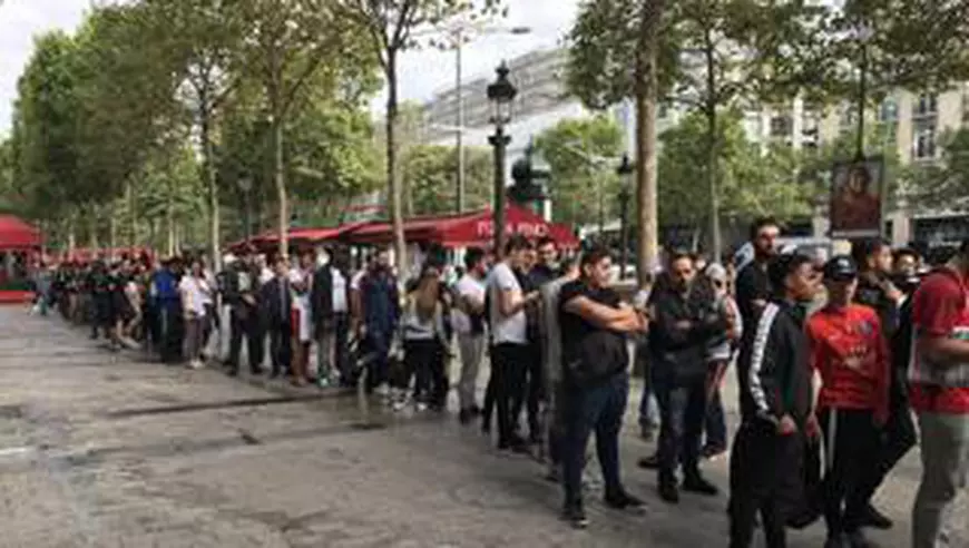 Ney-day în fotbalul mondial! Neymar, cel mai scump fotbalist din toate timpurile, a fost prezentat oficial la PSG. Francezii au dat năvală, pentru a-i cumpăra tricoul / VIDEO