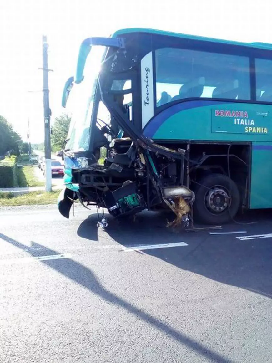 Cinci copii, la spital în urma unui accident în Arad. Mașina în care se aflau a fost lovită de un autocar cu turiști