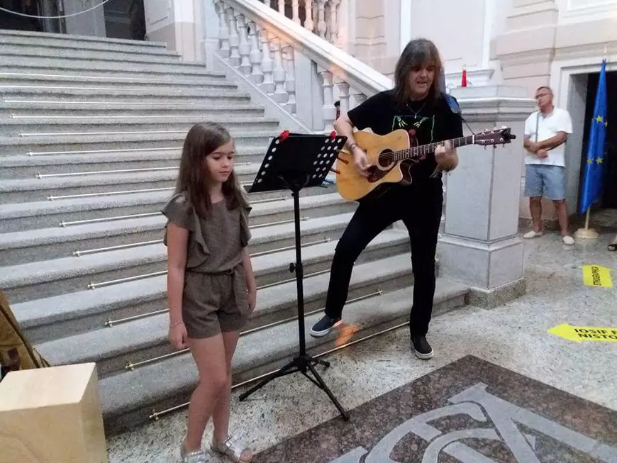 Așa tată, așa fiică! Ambra, fetița lui Călin Pop, pe scenă alături de legendarul solist