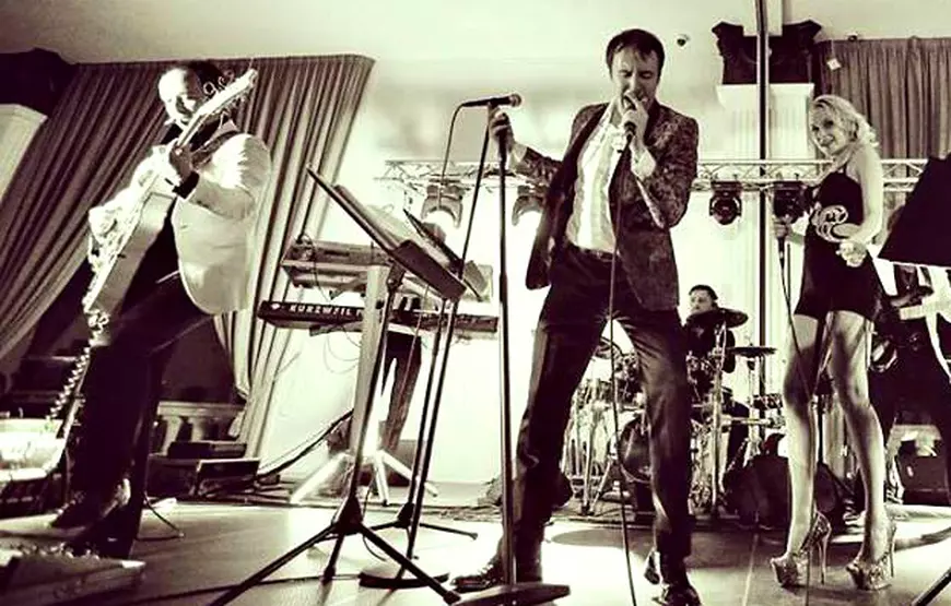 EXCLUSIV/ De pe scenă, în cabina de zbor! Solista lui Smiley a lăsat muzica și s-a făcut stewardesă