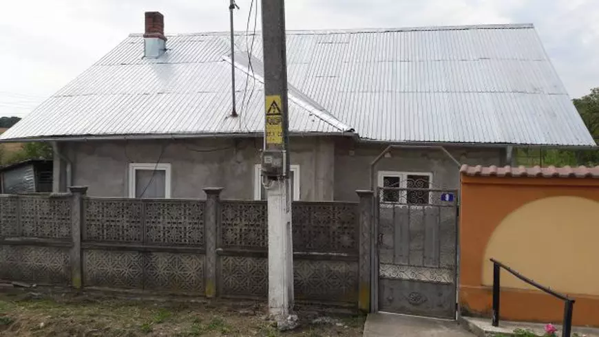 EXCLUSIV/ Când cerșetoria devine... escrocherie. O bătrâna în căruț cu rotile cere bani de lemne, dar are sume mari ascunse în conturi
