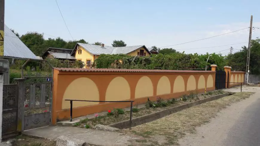 EXCLUSIV/ Când cerșetoria devine... escrocherie. O bătrâna în căruț cu rotile cere bani de lemne, dar are sume mari ascunse în conturi