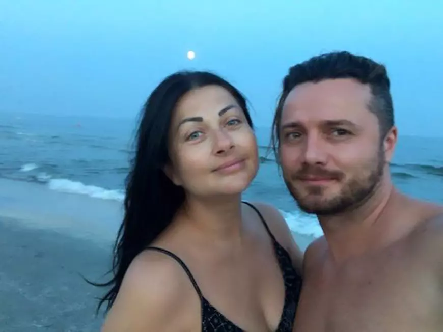 EXCLUSIV/ Gabi Cristea este extrem de precaută cu sarcina sa. Și-a ferit burtica de soare, pe litoral