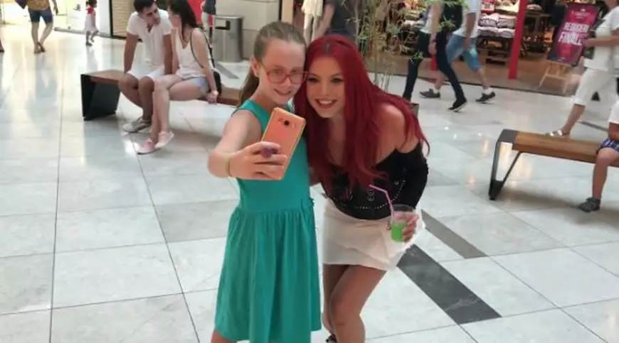 Elena a făcut multe fotografii cu fanii întâlniți în mall