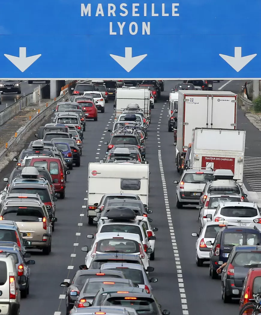 FOTO & VIDEO | Se întâmplă și în Occident. Șoferii străini pierd timp în trafic la fiecare minivacanță