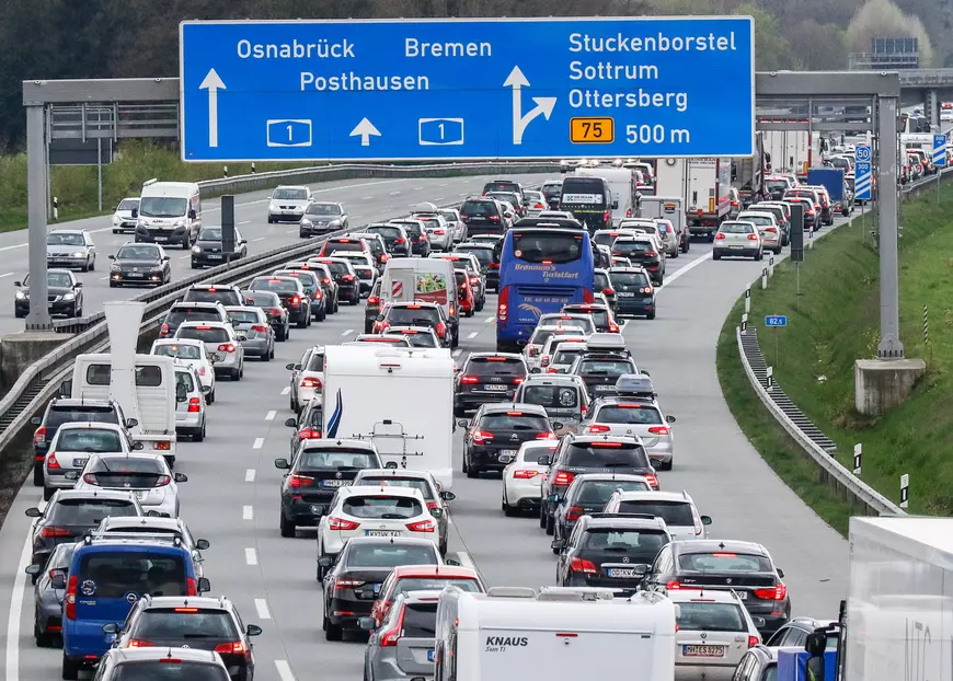 FOTO & VIDEO | Se întâmplă și în Occident. Șoferii străini pierd timp în trafic la fiecare minivacanță