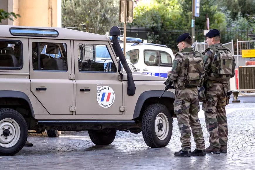 FOTO | Alertă de securitate în Paris, unde un șofer a intrat cu mașina în mai mulți militari. Un suspect a fost reținut