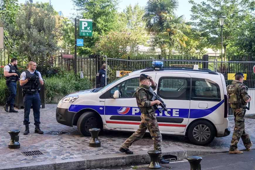 FOTO | Alertă de securitate în Paris, unde un șofer a intrat cu mașina în mai mulți militari. Un suspect a fost reținut
