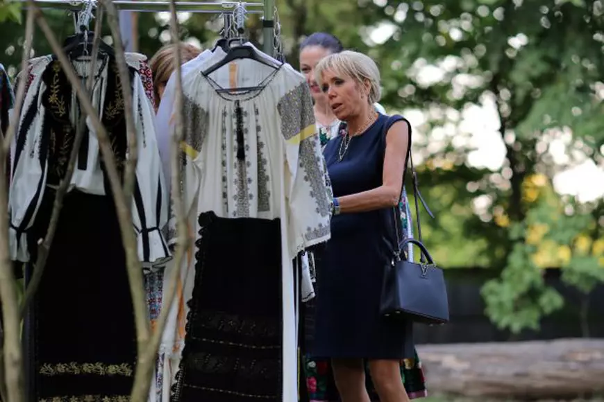 REPORTAJ / Am petrecut o zi cu Emmanuel Macron și soția sa. Cum se vede de aproape cel mai controversat cuplu prezidențial din Europa