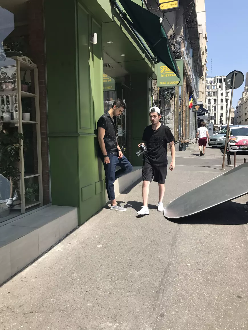 FOTO EXCLUSIV/ Liviu Teodorescu, la un pas de deshidratare din cauza caniculei. „Arta cere sacrificii”