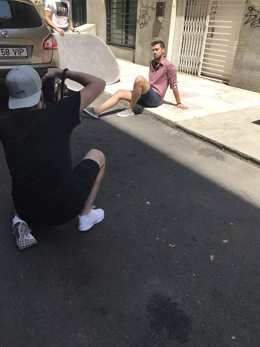 FOTO EXCLUSIV/ Liviu Teodorescu, la un pas de deshidratare din cauza caniculei. „Arta cere sacrificii”